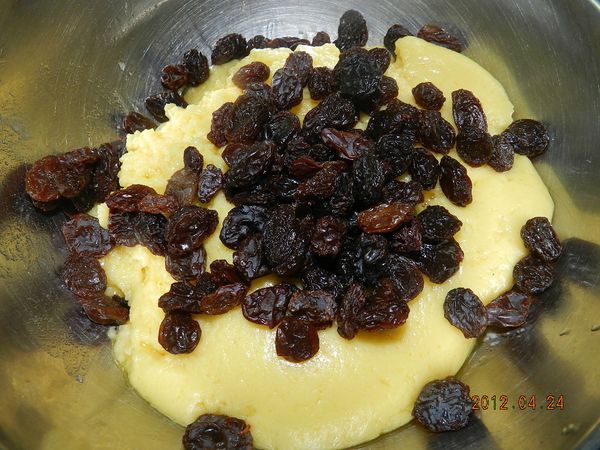 前五樣材料放入缸中 用麵包機打麵團的功能 打成團後分為兩半 一半加入葡萄乾