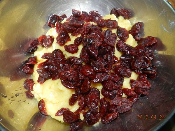另外一半加入蔓越莓乾