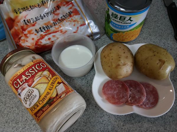 全部食材準備好…馬鈴薯切塊入電鍋(外鍋一杯水)蒸熟