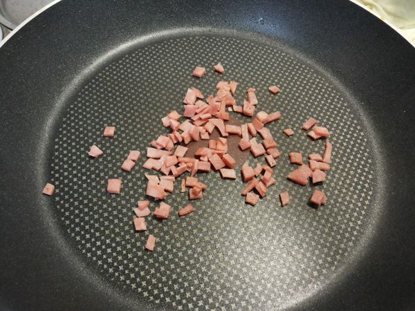 熱鍋將火腿丁炒香…火腿亦可換成培根