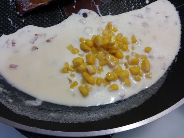 火腿炒香後…倒入調好的鮮奶起司醬、玉米粒…醬汁煮滾關火