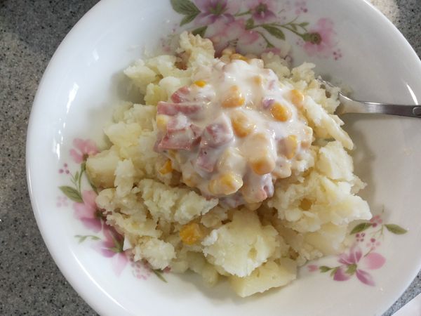 煮好的火腿玉米起司醬,分次加入馬鈴薯中拌勻(馬鈴薯大小不一,可另加入鮮奶調整喜歡的口感)