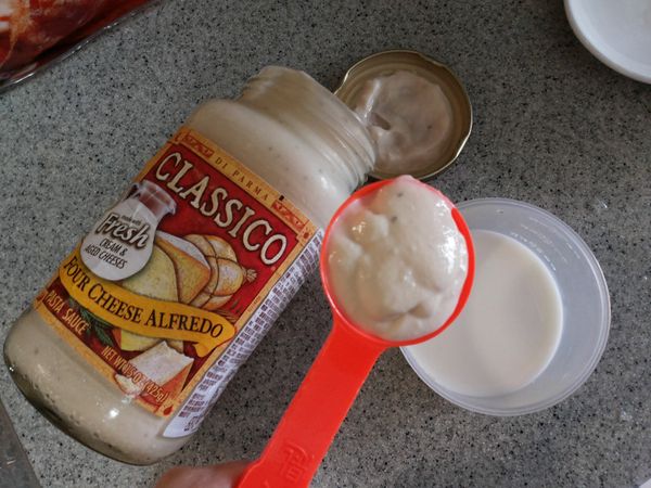 鮮奶起司醬先調好…CLASSICO起司白醬2大匙+1/4杯鮮奶混合攪拌均勻備用