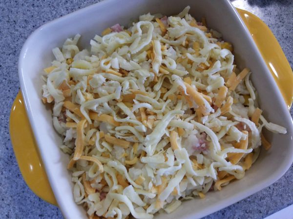 拌好的起司馬鈴薯倒入烤皿,舖上適量焗烤乳酪絲入烤箱烤至表面金黃色即可~