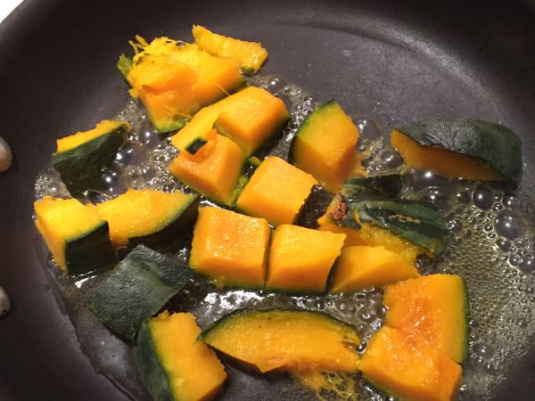 先在鍋中燒水，把栗子南瓜煮熟，待收乾水分，然後下少許油，下洋蔥爆香