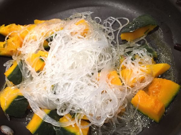 加少許油，倒入冬粉炒至透明即可起鍋