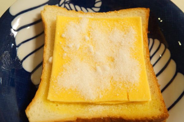 加入砂糖，進烤箱，160~170度，約5分鐘。
預防吐司烤焦，可用錫箔紙將吐司四邊包住。