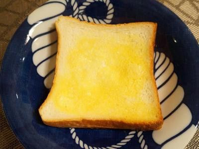 厚片吐司塗抹適量奶油。