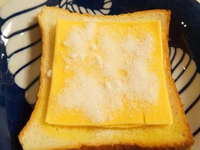 加入砂糖，進烤箱，160~170度，約5分鐘。 預防吐司烤焦，可用錫箔紙將吐司四邊包住。
烤到表面起司焦糖化。