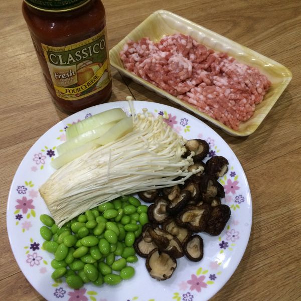 洋蔥、金針菇、香菇切小段