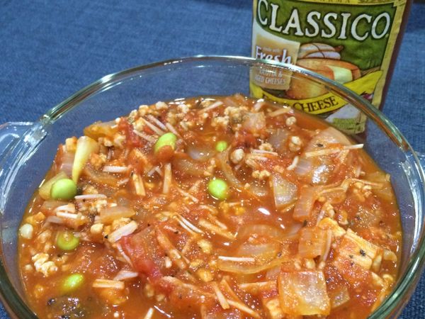 加入麵醬和所有醬料燉個3分鍾左右（鍋邊醬料略起小泡）加入川燙好的豬絞肉燉約5分，另一鍋水滾加入天使麵煮熟撈起。