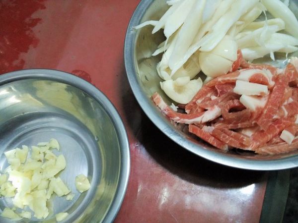 蒜頭切成細備用；白精靈菇滾刀切段。