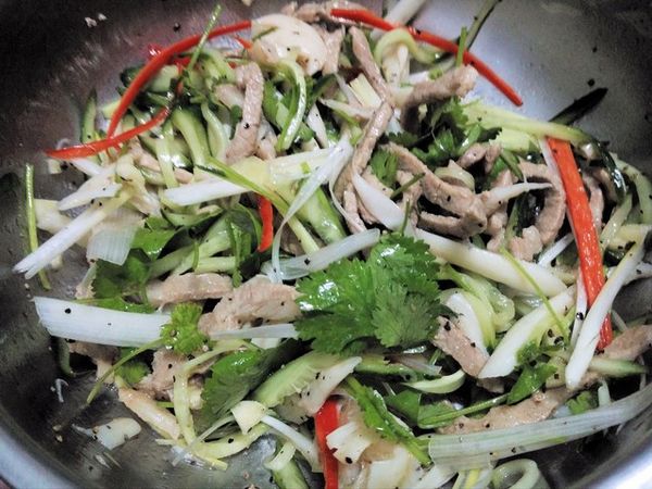 把步驟(1)的食材與蒜末一起放入調理盆，然後把調味料加入。 輕輕攪拌均勻後，盛到盤子即可。