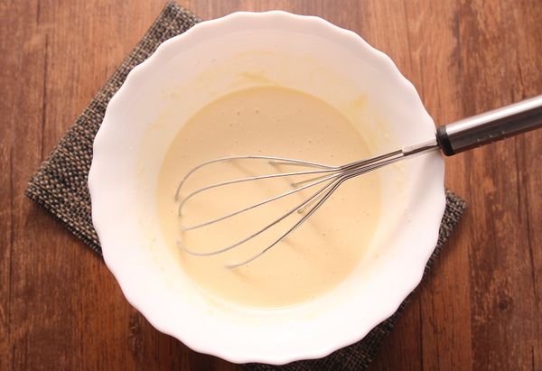 先將麵粉、紅糖與鹽拌勻; 慢慢將牛奶拌入(牛奶順序一定要最先)，加入蛋液，加入無鹽奶油拌勻後，放入冷藏靜置30分鐘。