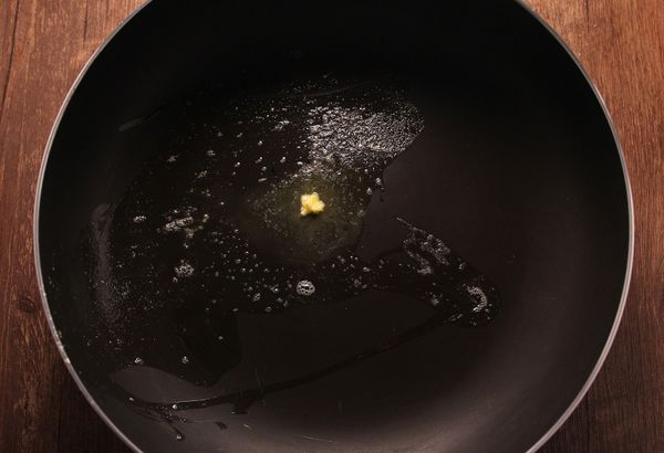 無鹽奶油加熱至融化為液態(小火)。