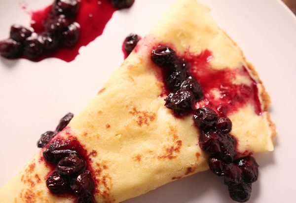 可麗餅盛盤並捲起成喜歡的形狀後，淋上藍莓白酒醬即大功告成!