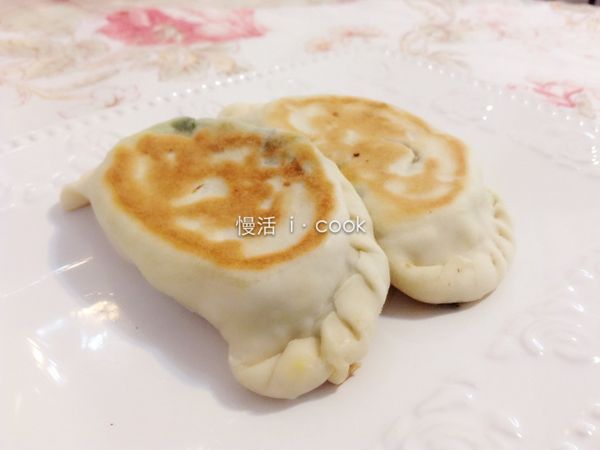 起小火油鍋、蓋鍋蓋，煎成二面酥脆金黃即大功告成。