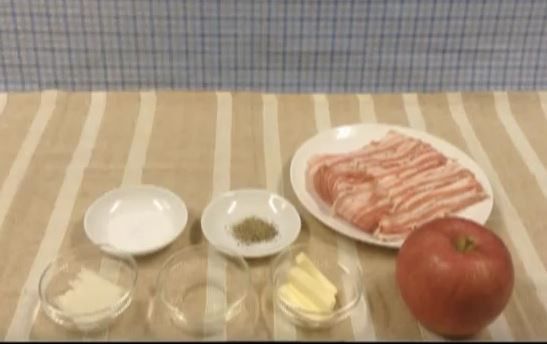 準備材料。年糕和起司分別切12薄片備用。肉片灑適量胡椒鹽。