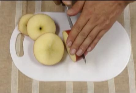 蘋果横切5等份。
