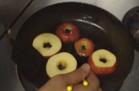 鍋熱後倒進沙拉油、中火煎蘋果（兩面）２～３分鐘取出。上下兩塊留著装飾用。
