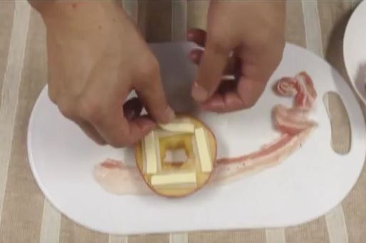 蘋果微涼後、毎塊各放上4片年糕和4片起司（重畳）。