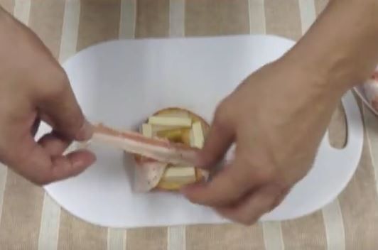 用梅花肉片把蘋果包起來。