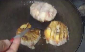 熱鍋、用中～大火煎蘋果肉塊。