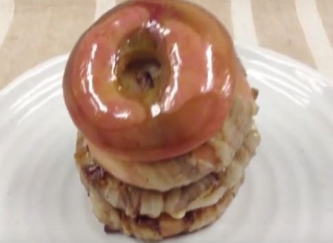 將蘋果肉塊層畳起來、再戴上蘋果帽装飾即成！