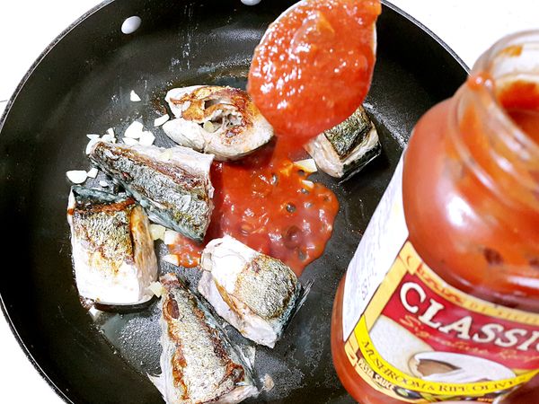 待蒜頭香氣出來後轉小火加入CLASSICO義麵醬燒煮一下