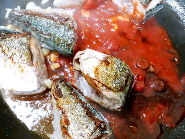 接著倒入所有調味料及適量水一起煨煮