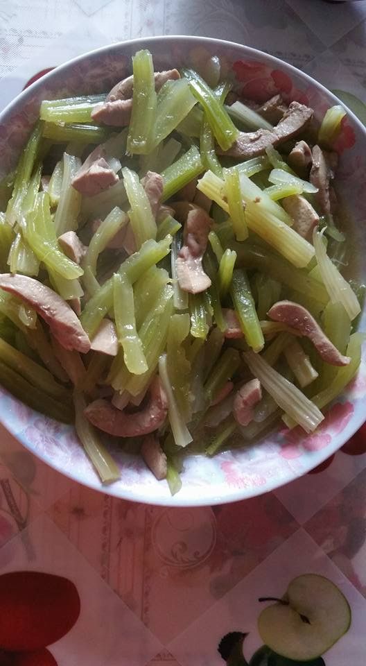 再用大火炒豬腰花大約5分鐘,再加回西芹炒勻即可上碟