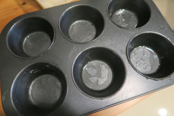 取一模具.抹上薄薄一層食用油.亦可用烤皿取代