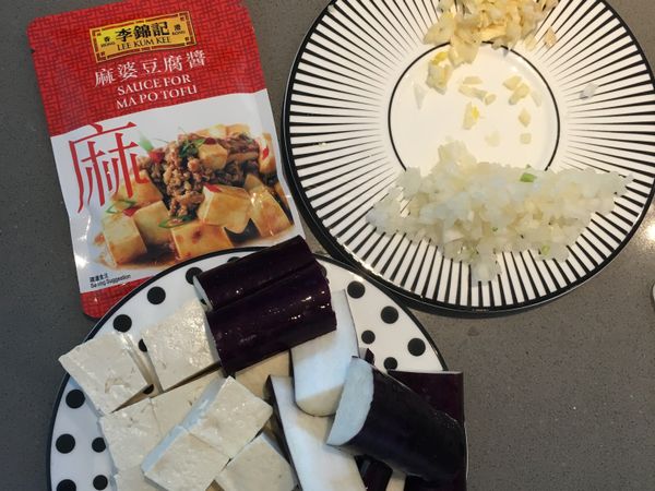 茄子切條狀，板豆腐切塊狀，大蒜和洋蔥切末