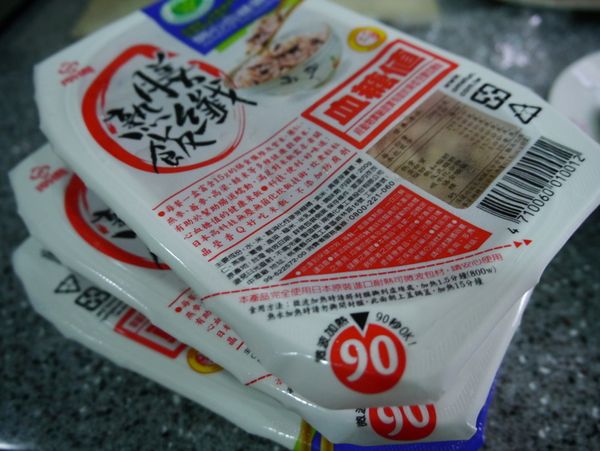 南僑膳纖熟飯採用高科技的洗米、炊飯、充填技術，因此可以在常溫下保存"煮熟的飯"一年之久，剛收到的時候還心存疑惑好奇，擔心裡面有添加防腐劑，但仔細閱讀包裝簡介後發現真的很神奇，無菌氮氣充填的小包裝不但攜帶方便，也很適合小家庭或單身貴族使用