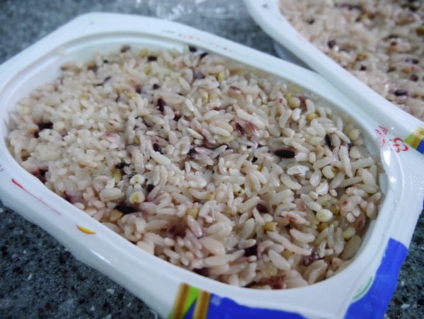 好奇的趕緊打開包裝看看裡頭的"熟飯"長甚麼樣，因為加了紫米，飯呈現可愛的淡淡粉紅色。每盒膳纖熟飯保留有15公克膳食纖維及紫米、薏仁、燕麥、蕎麥、高梁、糙米等多種健康榖類米，看起來非常營養健康。