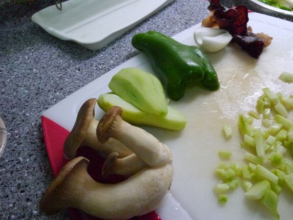 搭配自家耕種的有機佛手瓜、洋蔥、木耳、青椒、杏香菇切丁