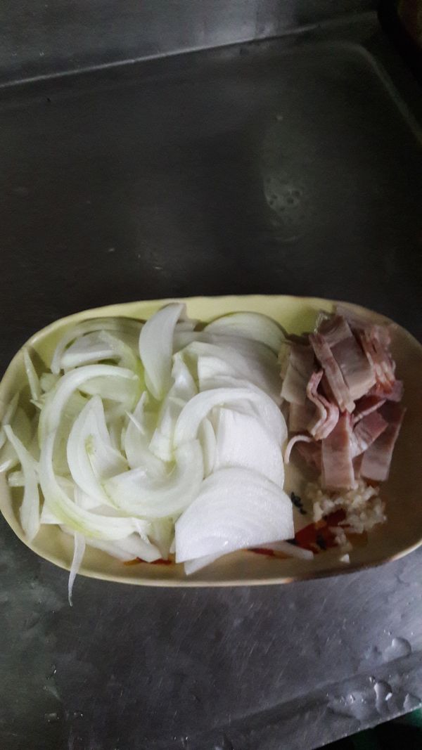 洋蔥切絲，培根切片，蒜頭切末。