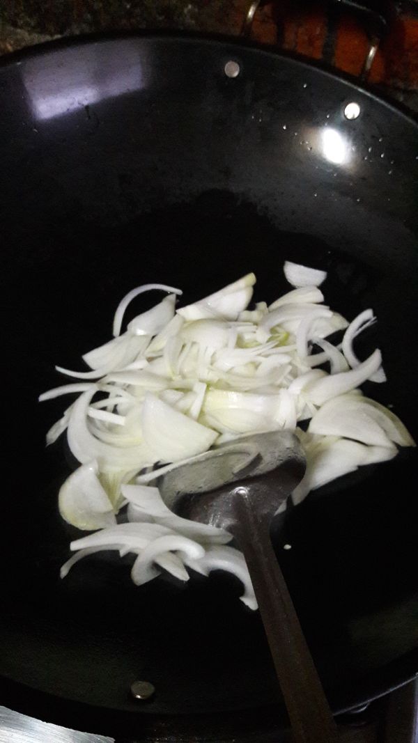 起油鍋，下洋蔥絲~