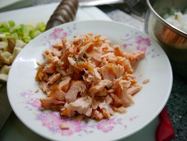 煎熟的鮭魚小心除掉魚骨後撥成小塊