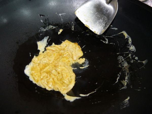 用一點點油爆香洋蔥丁後拿起備用。用餘油鍋炒蛋半熟拿起備用。