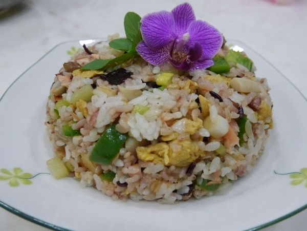 擺盤時爸爸靈機一動，到院子剪了一朵自己種的蘭花和九層塔葉做裝飾，整個非常有春天的感覺，完全不輸外面賣的炒飯!! 膳纖熟飯的口感稍微鬆軟、吃起來有淡淡的雜糧香氣，很適合拿來做炒飯，很容易就炒散，比較不容易黏