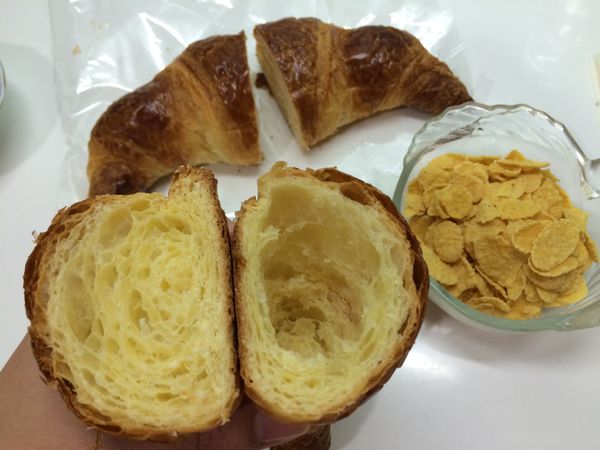 可頌麵包對切，中間挖空方便放食材。