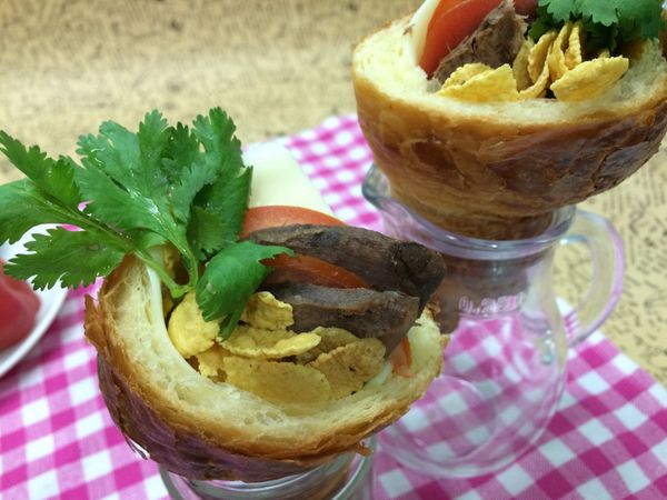 依序將食材放入可頌牛角麵包。