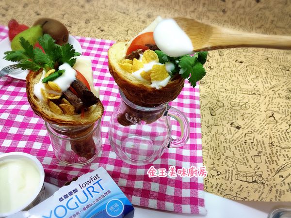 技巧：整個可頌吃起來是乾的，一定加的秘技，用低脂原味優格(酸奶)取代美奶滋及沙拉醬，口感會變的滑順，提升可頌牛肉脆餅外酥內軟的層次口感。