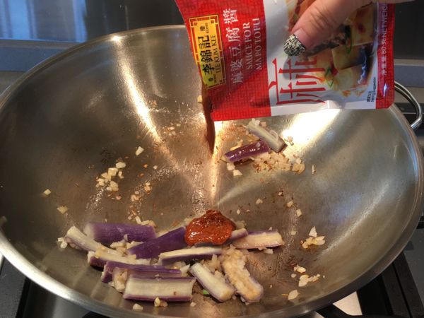 加入麻婆豆腐醬，豆腐撈起瀝乾下鍋一起翻炒