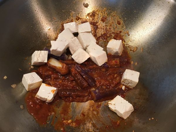 豆腐撈起瀝乾下鍋