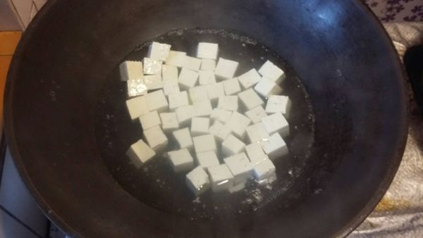 將板豆腐切丁 用鹽水川燙