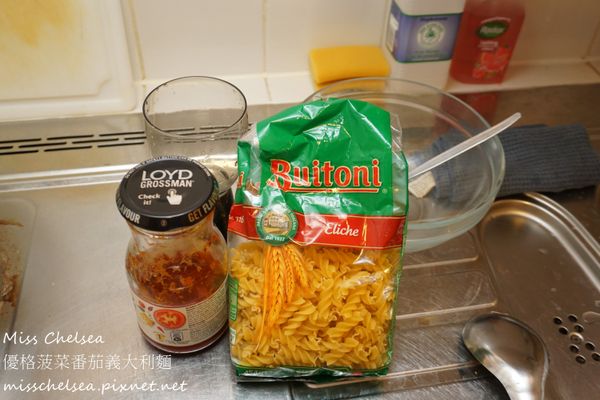 第一步:
水煮滾後加入義大利捲捲麵以中小火煮熟