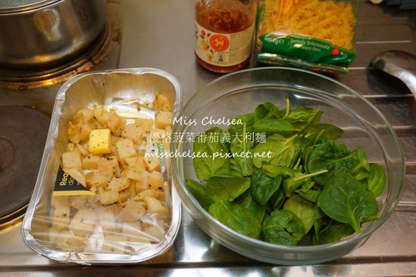 捲捲麵熟後撈起備料
以同一鍋滾水將波菜及其他選擇性食材加入燙熟