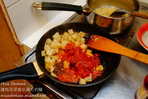 第二步:
將捲捲麵、紅醬、馬鈴薯(選擇性加入)、蘑菇(選擇性加入)等食材中火拌炒均勻